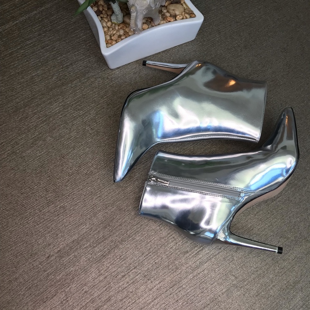 Gianni Bini High Heel Silver Metallic Boots - Size 8.5